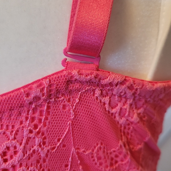 This brand new bra is a 42D but fits a 42H-I - Picture 4 of 5